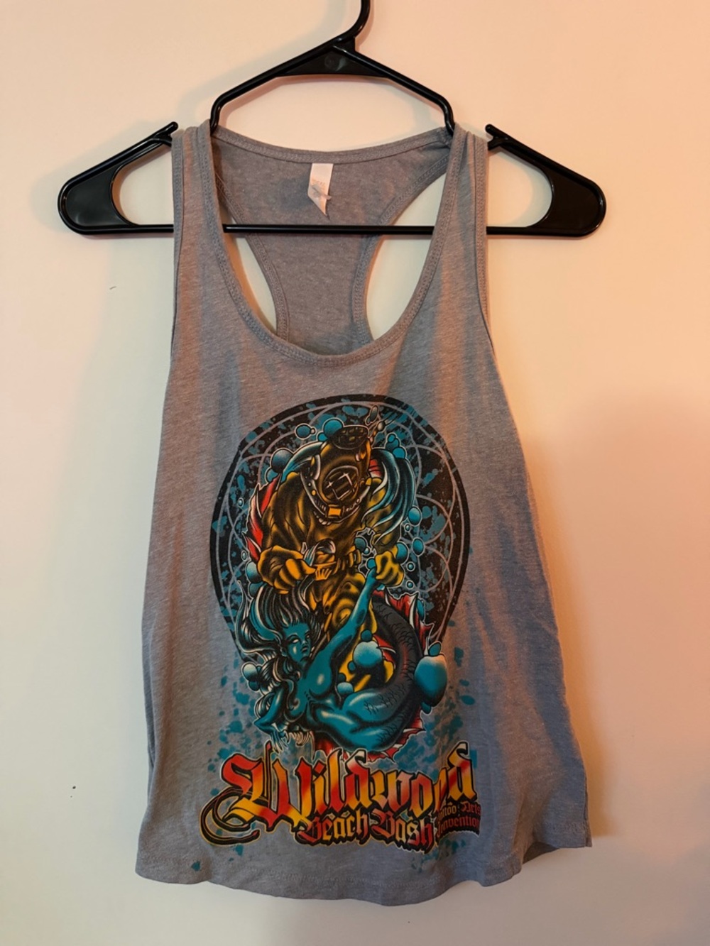 Gray Racerback Graphic Tank Top with Multicolor Ocean Artwork